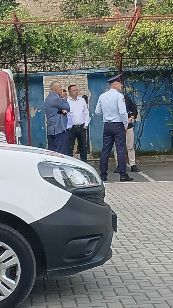 Policia bllokon ambientet e News 24 dhe Panorama, rrethohet vendi me policë dhe nxirren gazetarët jashtë