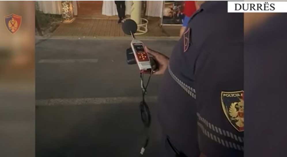 Policia gjobit administratorin e një lokali në zonën e plazhit në Durrës për muzikë të lartë