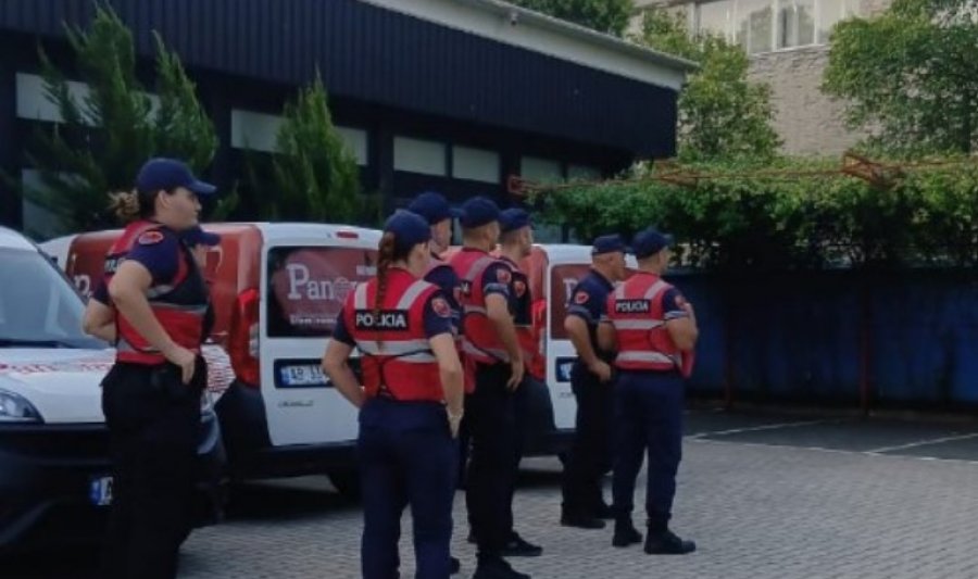 Policia rrethon godinën e News24, bllokon hyrjen e gazetarëve dhe ndërpret energjinë