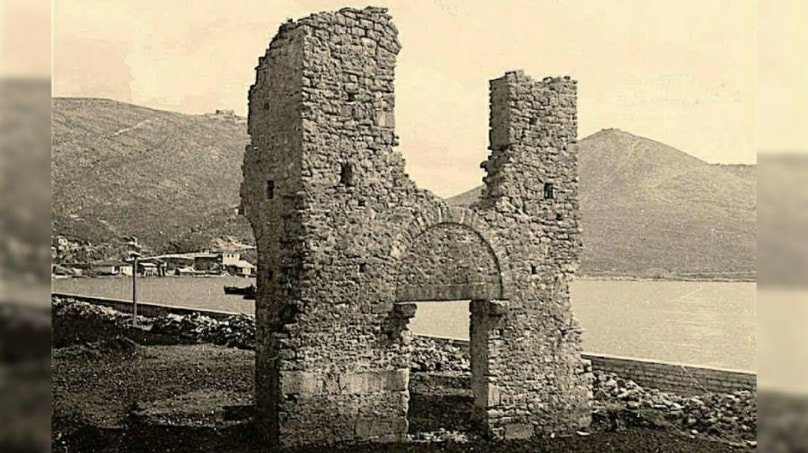 Porta hyrëse në qytetin Onhezmi në qytetin e Sarandës