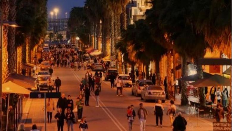 Prag-tragjedi/ Britaniku i dehur hyn me makinë në bulevardin ku po zhvillohej një aktivitet, bie në prangat e policisë