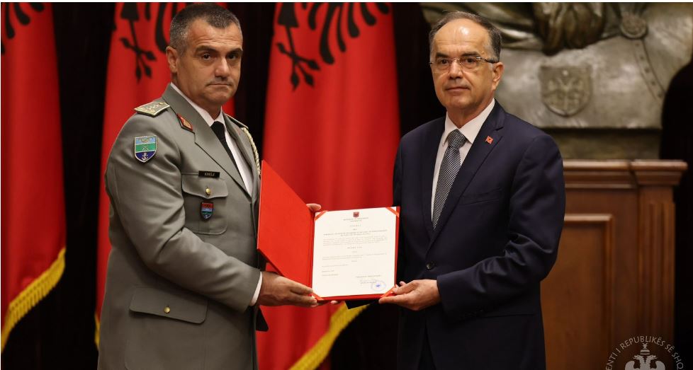 Presidenti Begaj dekreton Shefin e Shtabit të Përgjithshëm të FA për një mandat të dytë