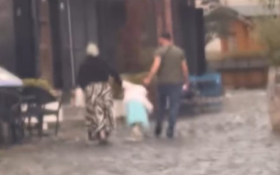 Prindërit kapin prej flokësh vajzën e mitur në Korçë, procedohen nga policia (Video)