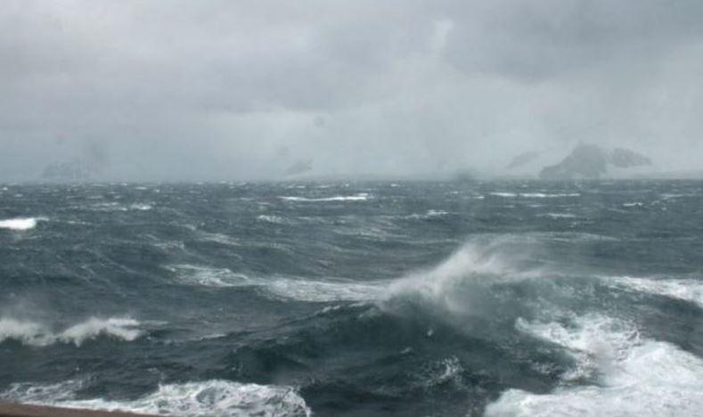 Pritet përkeqësim  i motit, ndalohet lundrimi i anijeve të peshkimit dhe mjeteve të vogla në jug