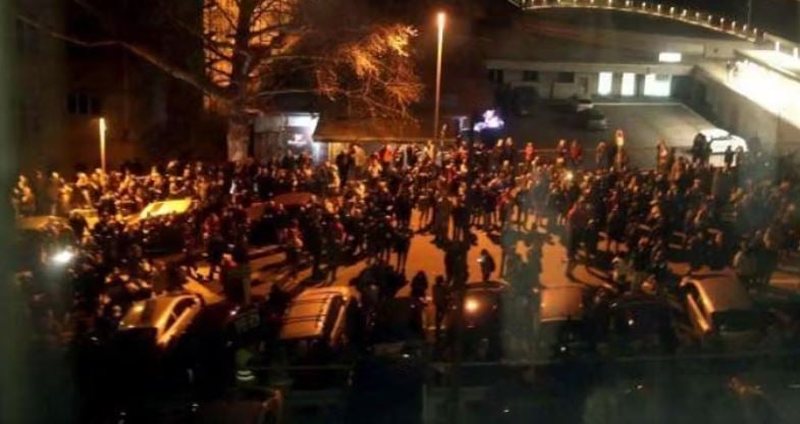 Protesta antiqeveritare në Serbi, studentët përplasen me policinë në Novi Sad