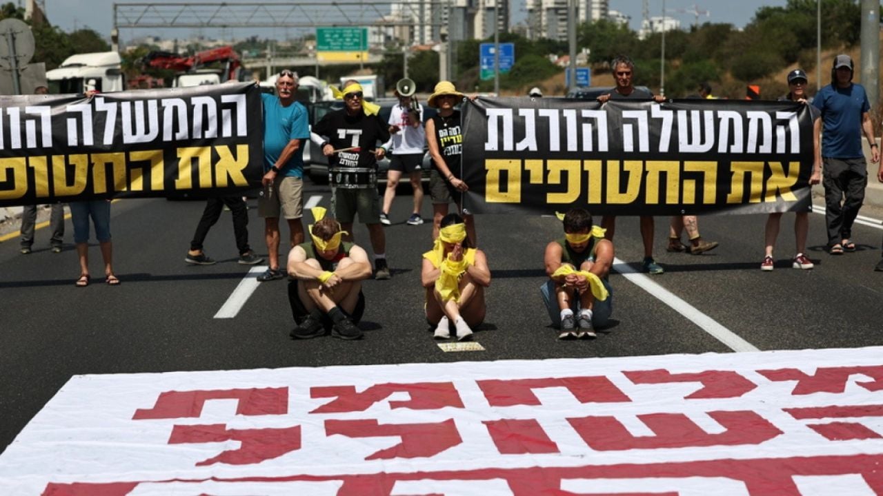 Protesta në rrugët e Tel Avivit, qytetarët izraelitë kërkojnë që qeveria të ulet në tryezën e negociatave për të kthyer pengjet në atdhe