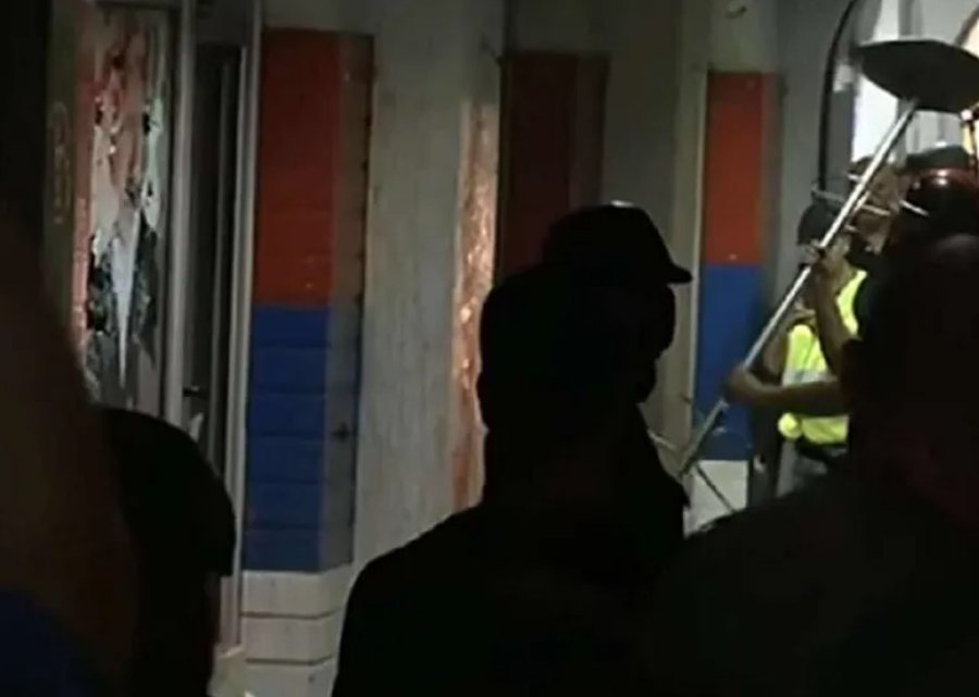 Protesta në të gjithë Serbinë, në Novi Sad thyhen zyrat e partisë së Vuçiçit