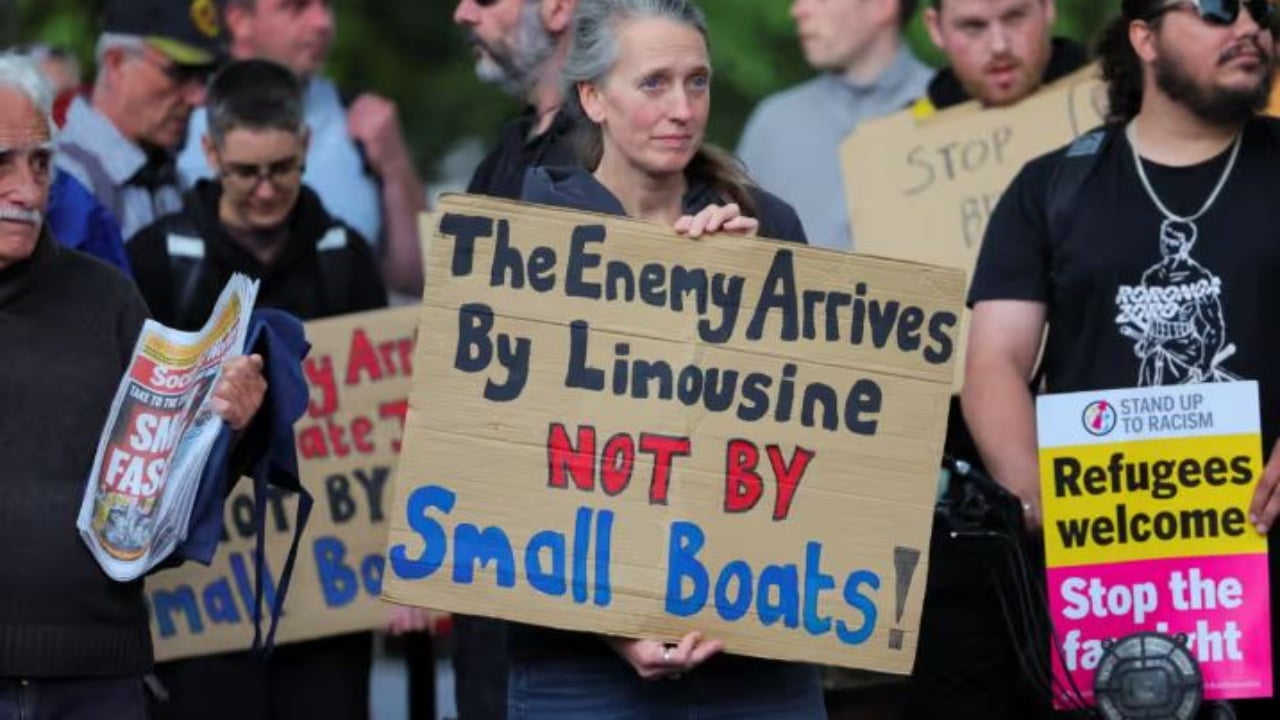 Protesta pro refugjatëve në Angli, britanikët dalin në rrugë, thirrje qeverisë: Emigrantët janë të mirëpritur!