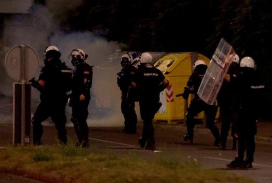 Protestat në Serbi/ Studentët nisin grumbullimet, Vuçiç dërgon autokolonën me makina të blinduara në Beograd! VIDEO