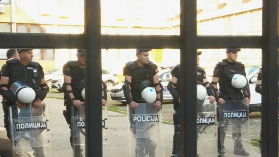 Protestë para Gjykatës Themelore në Novi Sad: Studentët bllokojnë ndërtesën, kërkojnë lirimin e të ndaluarve