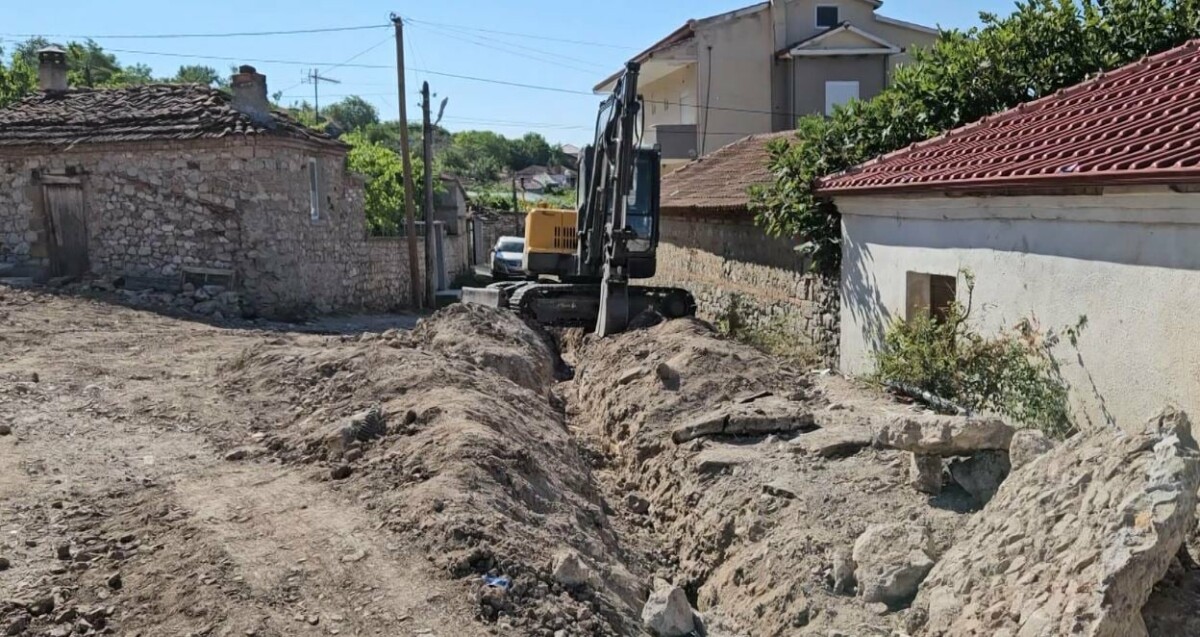 Protestë për ujin/ Banorët e fshatit Zvezdë në Maliq kundër projektit: Cilësia e dobët e punimeve