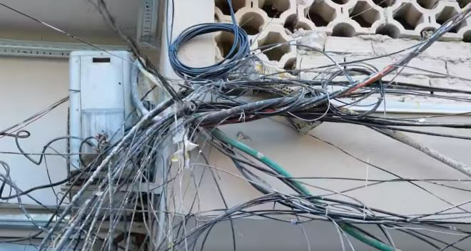 Qeveria vendos: Të hiqen të gjitha linjat e internetit dhe korentit në ajër