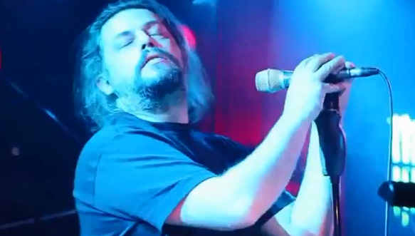 “Qyteti i vjetër”, kënga e paharrueshme e Elton Dedës (teksti dhe kënga)