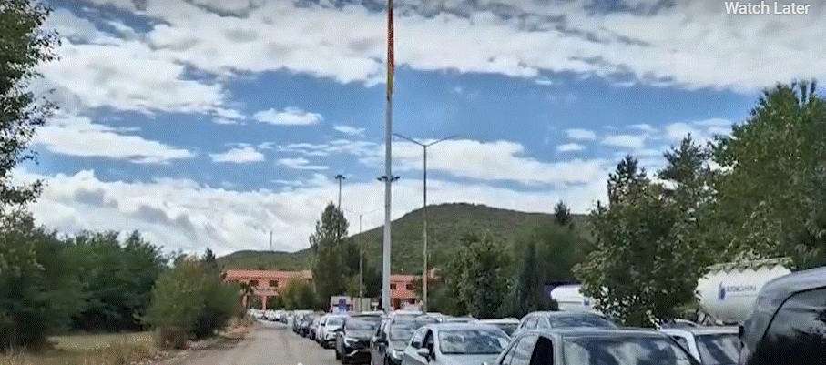 Radhë automjetesh në Qafë Thanë, dy doganat shqiptare dhe maqedonase shtojnë sportelet