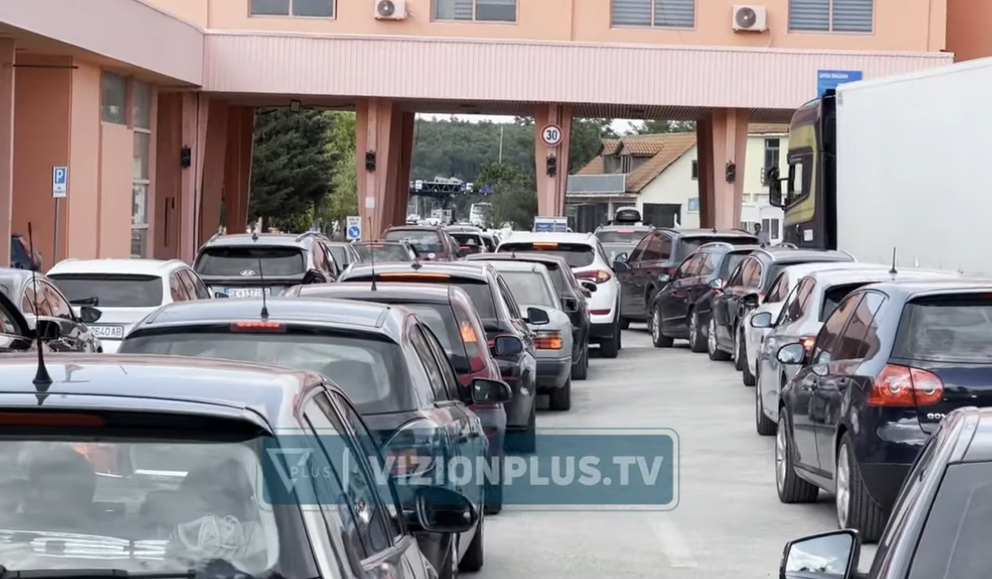 Radhë kilometrike në Qafë Thanë, udhëtarët detyrohet të presin në kufi deri në tri orë