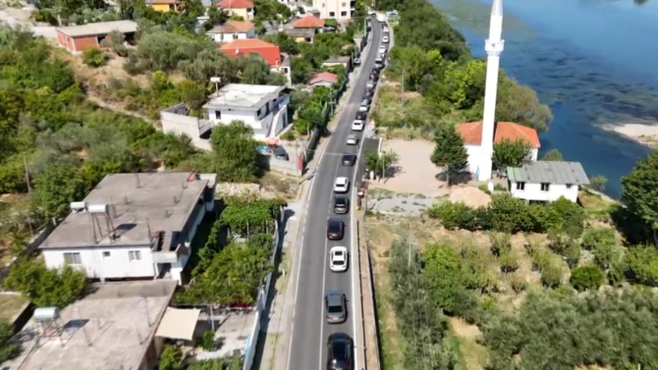 Radhë të gjata në kufi me Malin e Zi, në pikën e kalimit në Muriqan pritje me orë të tëra për të kaluar kufirin