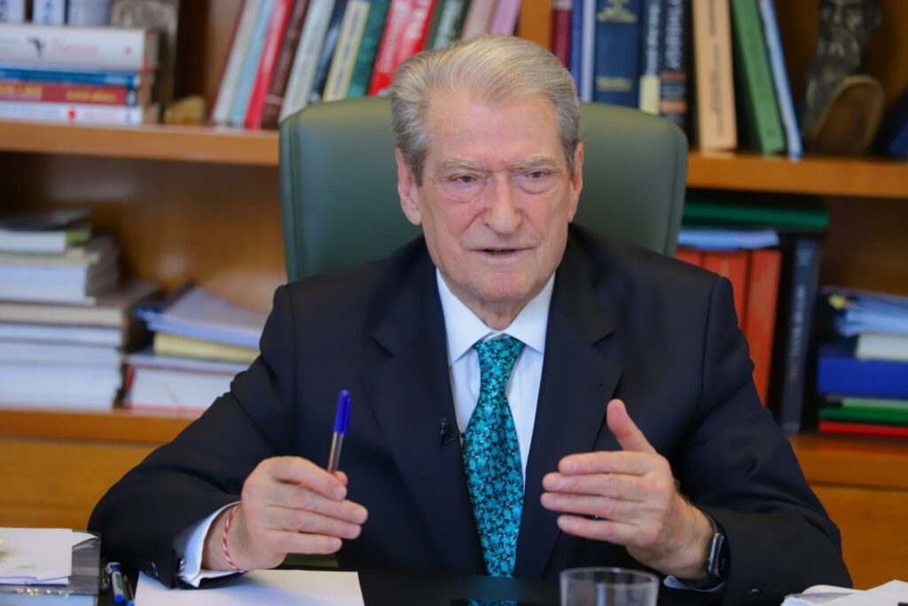 Rama dekoroi heronjtë e luftës ndaj zjarreve/ Berisha: Tallje, zjarfikësit s’kanë nevojë për medalje, por për kushte më të mira pune