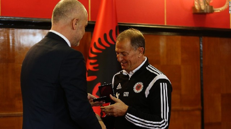 “Rama më dha dekoratën e Skënderbeut dhe më kërcënoi me humor: Mos ik tek Italia, ndryshe ta heq pasaportën!”