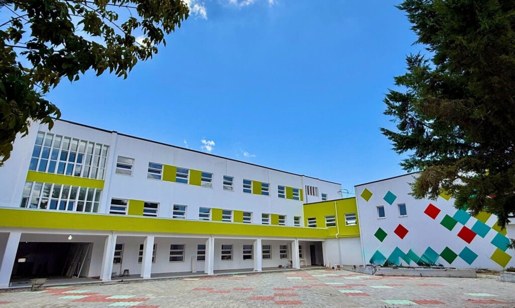 Rama ndan pamjet: “Jani Nushi” në Lushnjë, gati për të pritur nxënësit me ambiente moderne