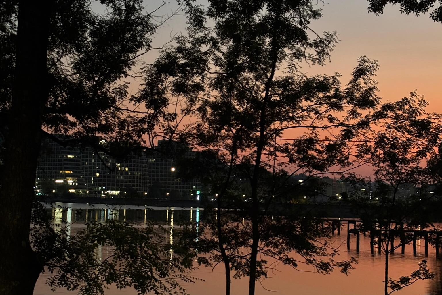 Rama poston foton, perëndimi i diellit në liqenin e Tiranës