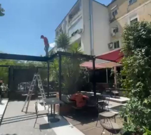 Rama publikon pamje nga terreni: Vijon çmontimi i pengesave në hapësirat publike