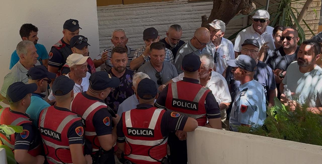 Reagojnë banorët e Nivicës: Bashkia Sarandë ka shkelur ligjin dhe dinjitetin qytetar