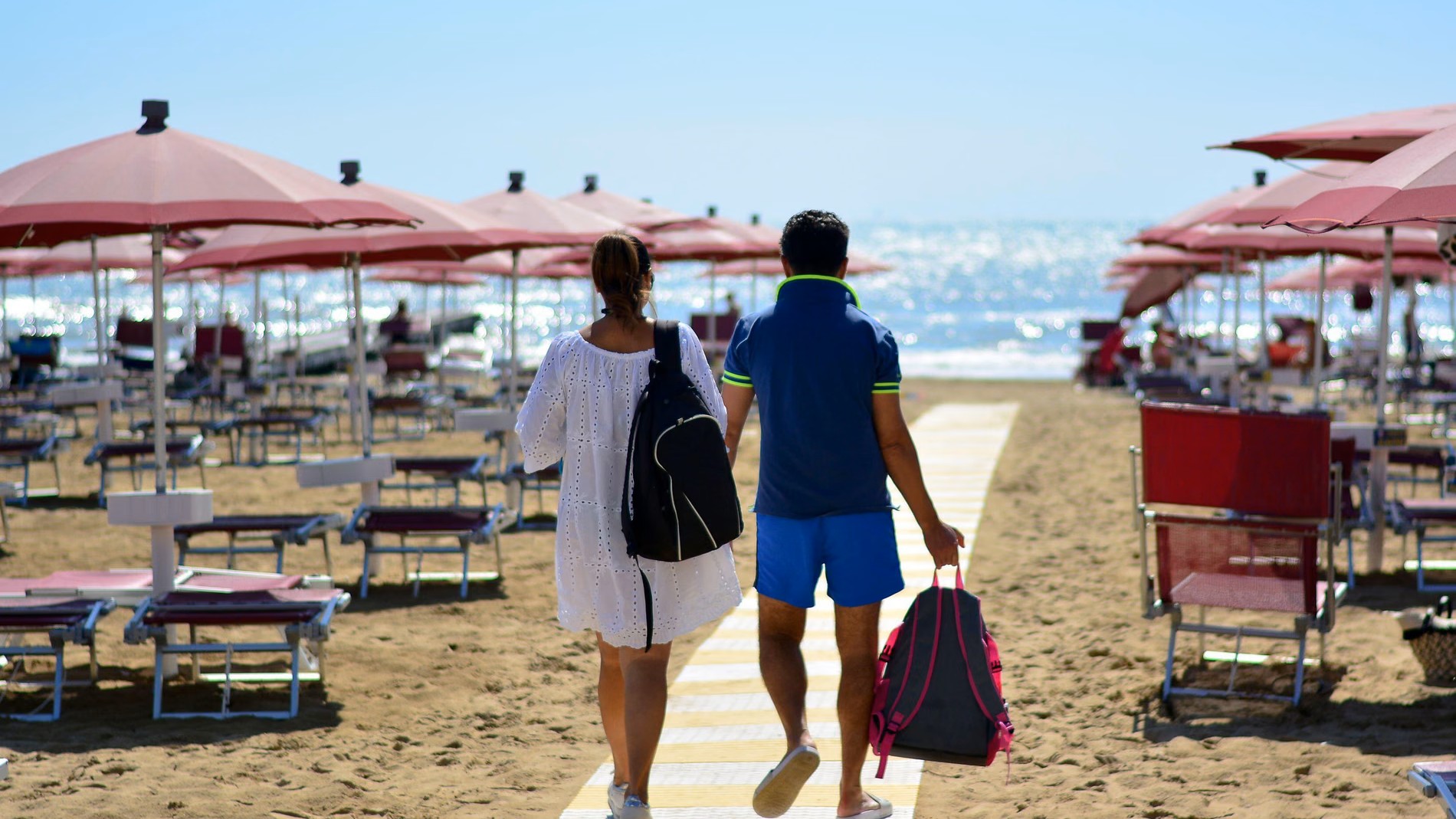 Rebelimi italian, plazhet private shohin rënie të vizitorëve, çmimet e larta shtyjnë turistët drejt plazheve publike dhe maleve