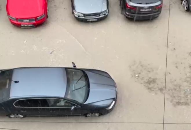 Reshje të dendura shiu në Vlorë, probleme në disa lagje