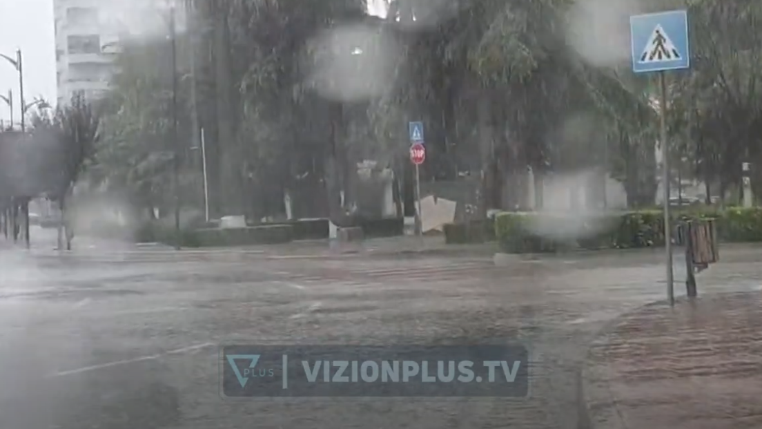 Reshjet e dendura të shiut përmbytin Lushnjën dhe Fierin! Uji del mbi trotuar, vështirësi në qarkullim