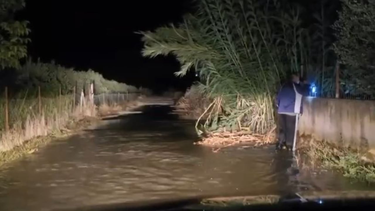 Reshjet krijojnë emergjencë në Vlorë, dy banesa dhe një subjekt në rrezik nga çarja e kanalit në Xhyherinë