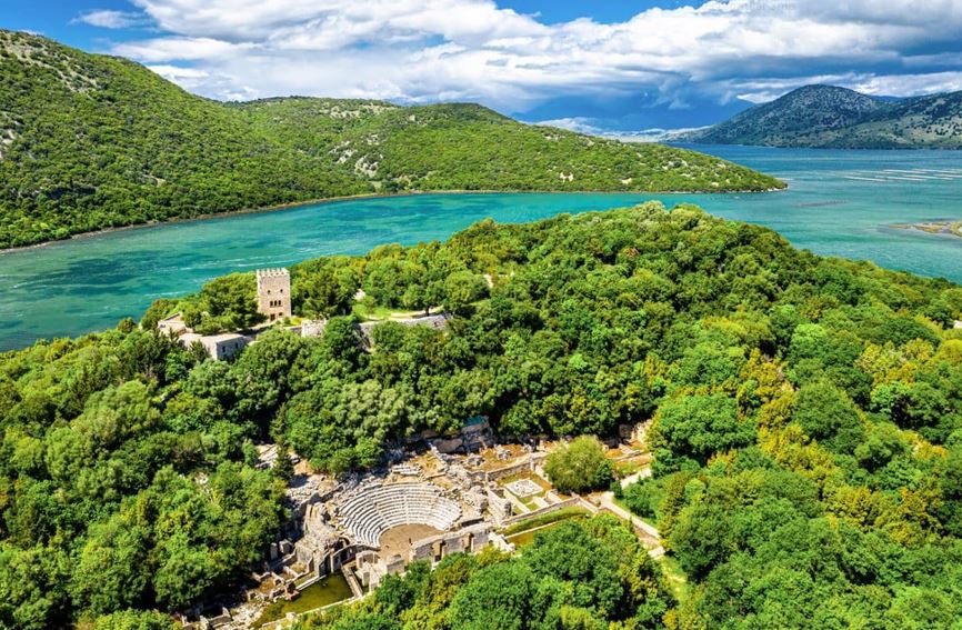 Restaurohet rrethimi i parkut kombëtar të Butrintit, u projektua nga arkitekti Gani Strazimiri në vitet ’60-të