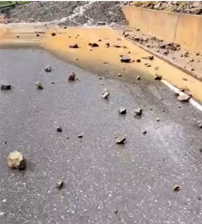 Rrëshqitje dherash dhe bllokim rruge në segmentin Gramsh–Korçë