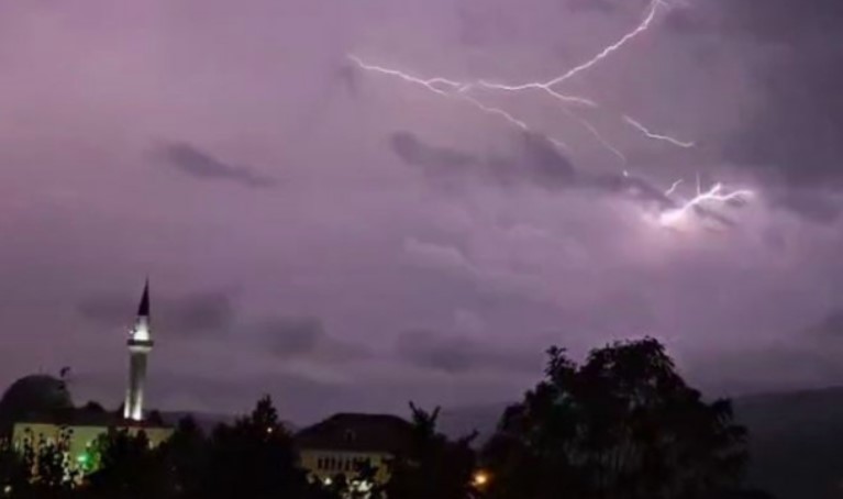 Rrëshqitje gurësh në rrugë, stuhia e fuqishme godet veriun e vendit