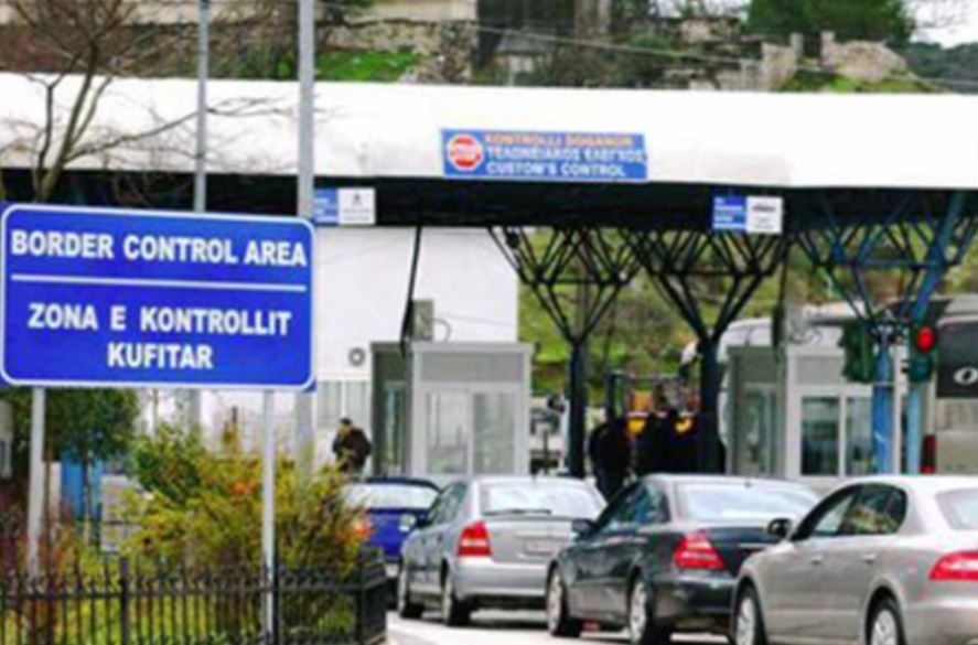 Rreth 10 mijë hyrje-dalje/ Fluks i shtuar këtë fundjavë në sportelet e doganës së Kakavijës