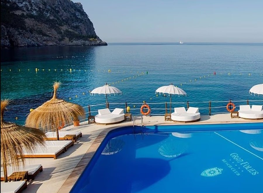 Rri në shezlong, paguaj sa për apartament me qira! Ja plazhet më të shtrenjta