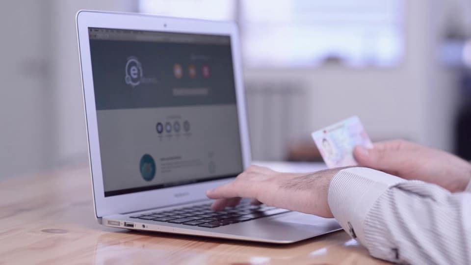 Sa paguajnë shqiptarë për të pasur internet në shtëpi?