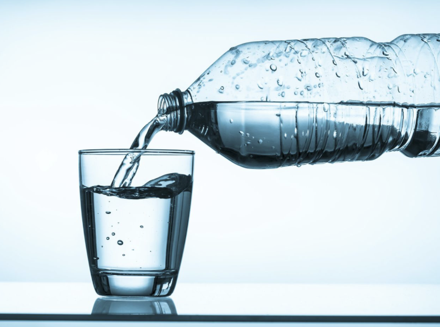 Sa ujë duhet të pish në këtë vapë të tmerrshme?