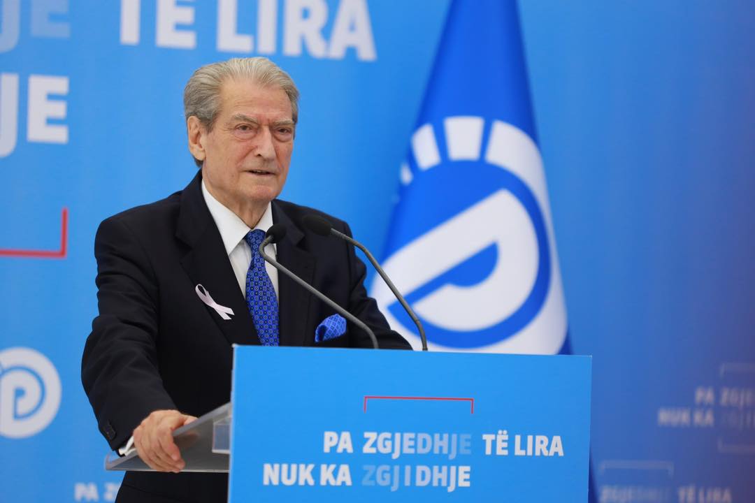 Sali Berisha sërish gafë/ Gjatë fjalës së tij, lexon memen virale në rrjete sociale: Martesat me zor…