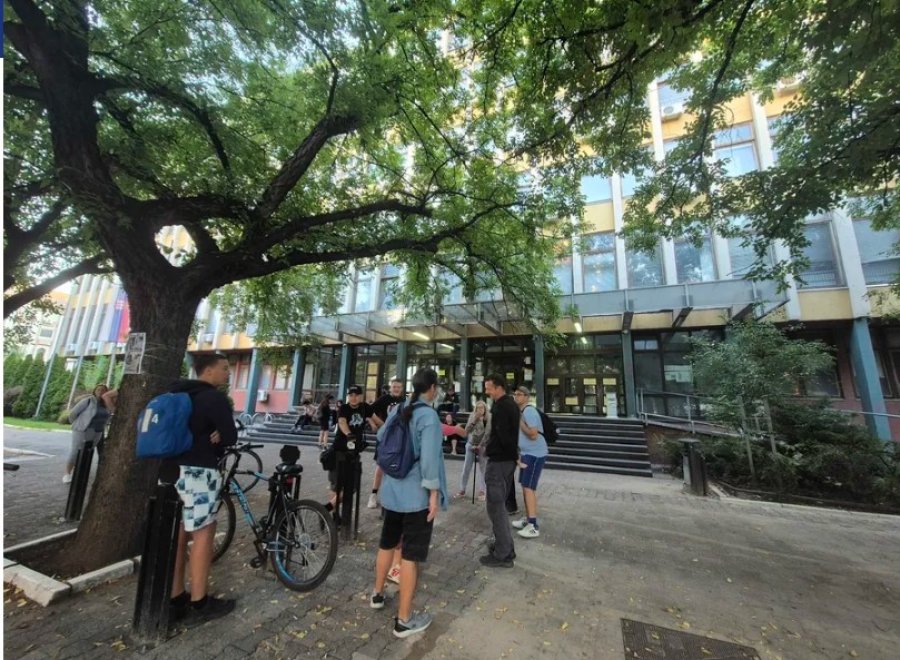 Sërish bllokade në gjykatën në Novi Sad, studentët kërkojnë lirimin e kolegëve të burgosur politikisht