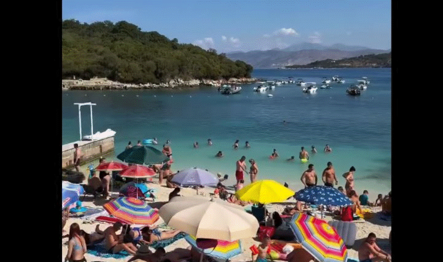 Sezoni turistik, Rama ndan pamje nga plazhi publik në Ksamil