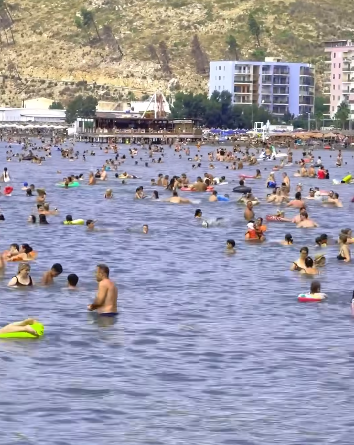 Sezoni turistik, Rama poston pamje nga plazhi i Shëngjinit i tejmbushur me pushues