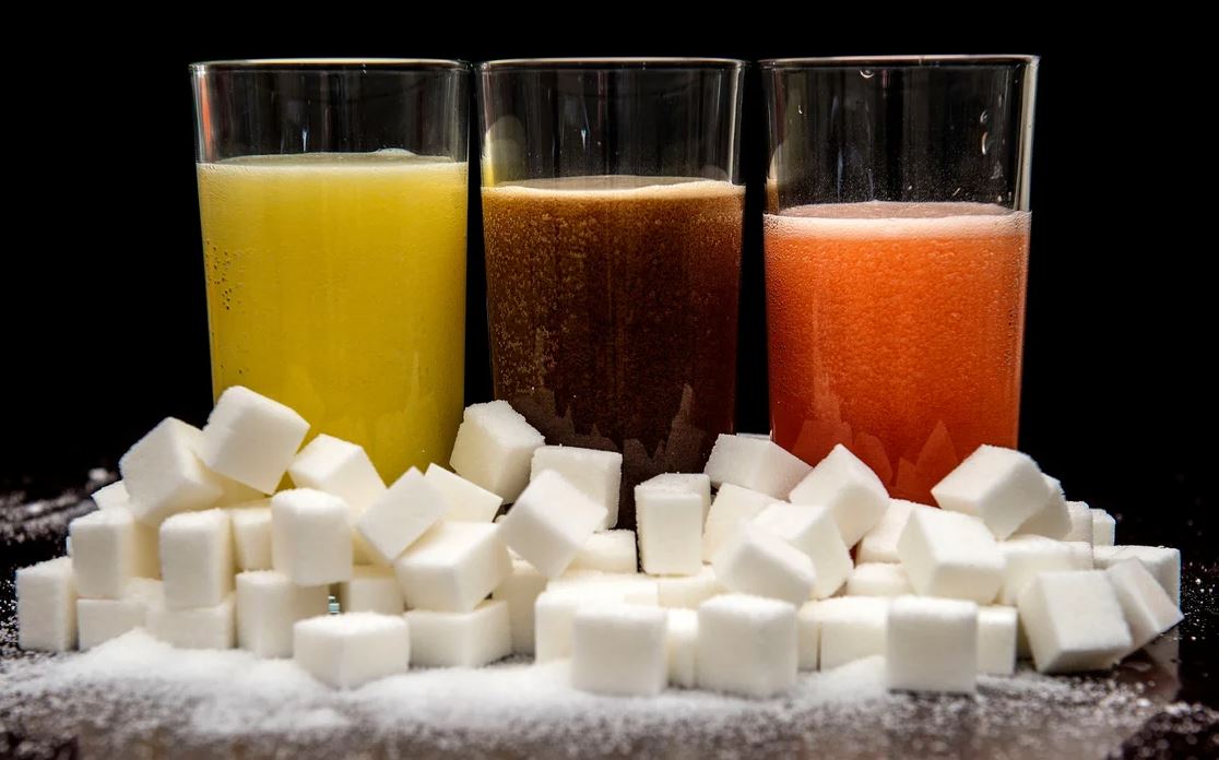 Sheqeri në pije më i dëmshëm sesa në ëmbëlsira, ja cilat lëngje duhen shmangur
