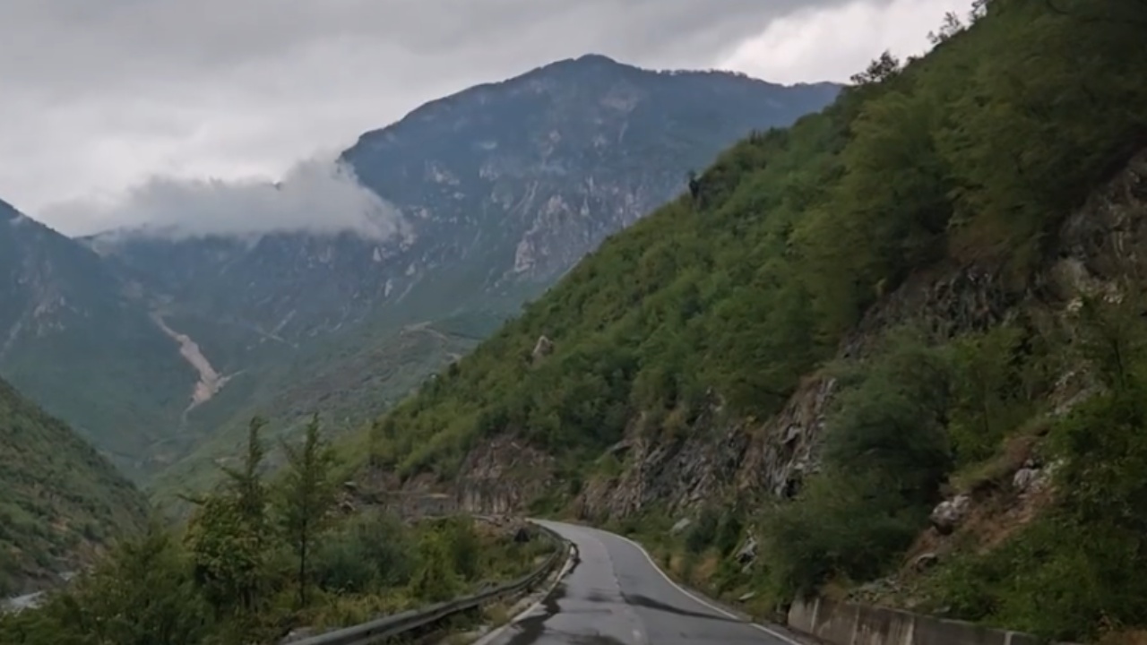 Shiu shuan zjarrin në Fushë Arrëz! Shtrëngata dhe rrëshqitje dheu, Kukësi përfshihet nga moti i keq