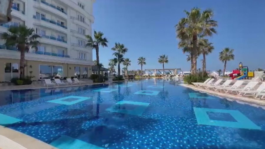 Shkak edhe informaliteti, vetëm 1 në 4 turistë që vijnë në Shqipëri flenë