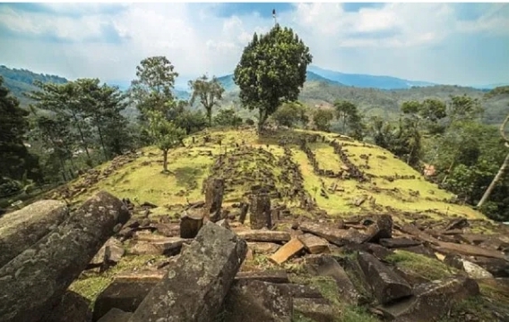 Shkencëtarët zbulojnë piramidën ‘më të vjetër në botë’