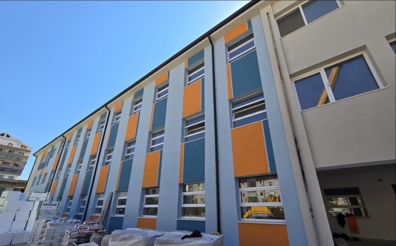 Shkolla “Liri Gero” në Fier rihapet në shtator me ambiente të reja dhe moderne
