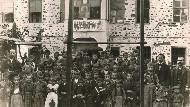 Shkolla shqipe u hap me lejen e Stambollit dhe me mbështetjen e zyrtarëve osmanë në Korçë