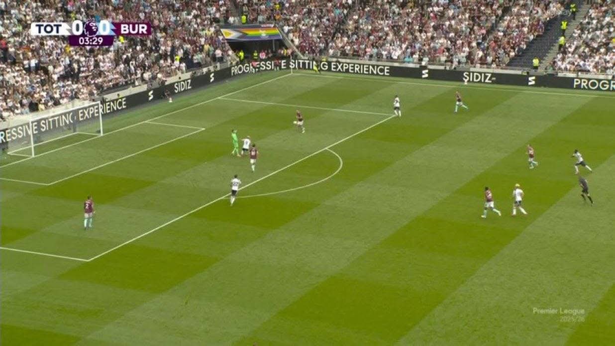 Shkruhet “historia” në ndeshjen e Premier League! Portieri mban topin më shumë se 8 sekonda, goditje këndi për kundërshtarin