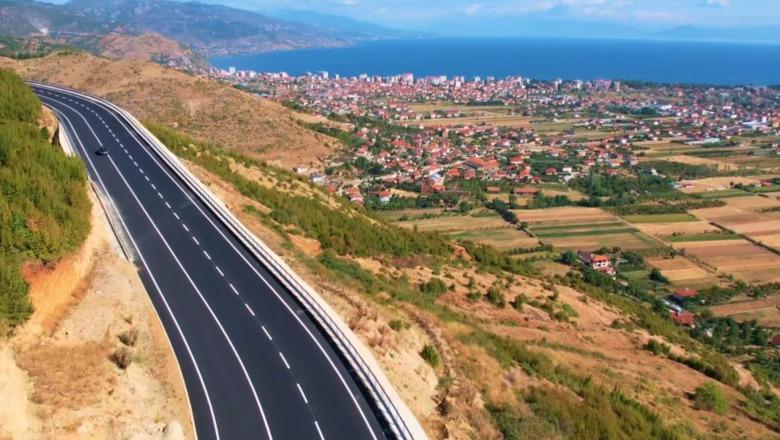 Shkurton distancën Tiranë-Korçë, rruga Qukës-Qafë Plloçë drejt përfundimit, ja pamjet panoramike nga liqeni Pogradecit