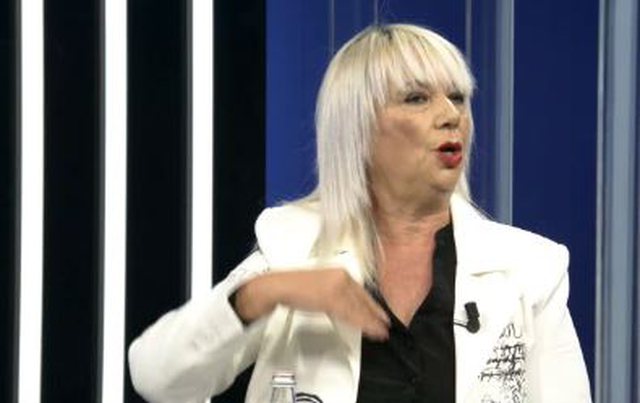 “Shpërthen” Kalaja e Berishës: T’i vëmë flakën Surrelit. Me lekët e të brendshmeve të grave të këtyre ne…